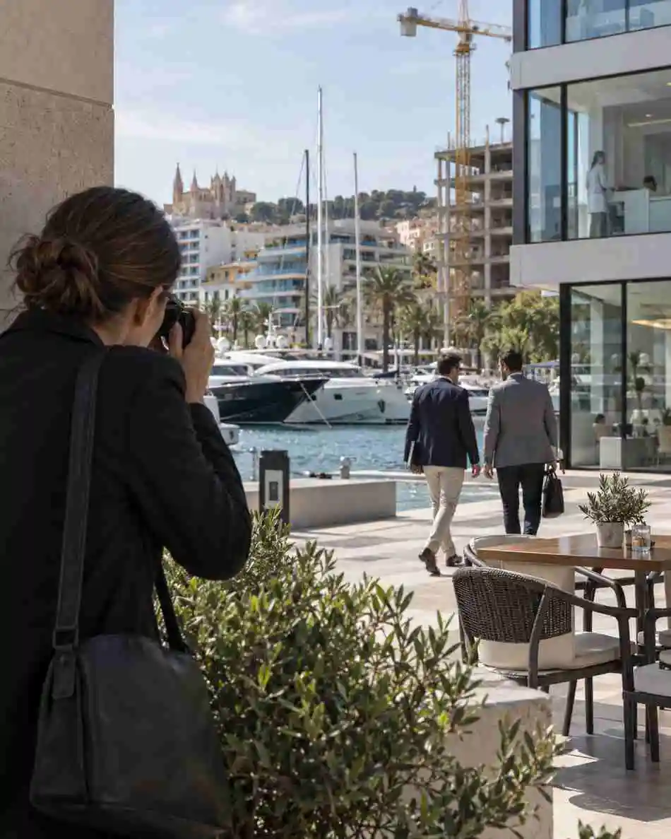 detective privado realizando una investigación empresarial en Baleares